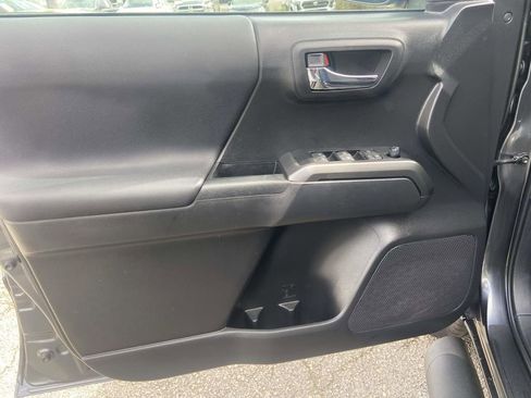 Used 2022 Toyota Tacoma TRD Sport w/ Technology Package image 11