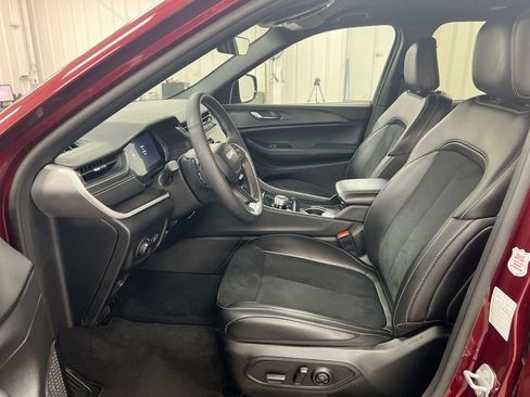 Used 2025 Jeep Grand Cherokee Altitude AWD/4WD image 19