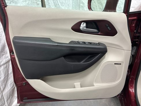 Used 2017 Chrysler Pacifica Limited FWD image 15