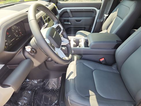 Used 2025 Land Rover Defender 130 S image 21