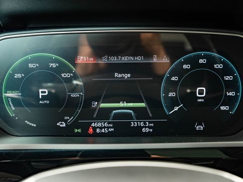 Used 2022 Audi e-tron Premium w/ Convenience Plus Package AWD/4WD image 33