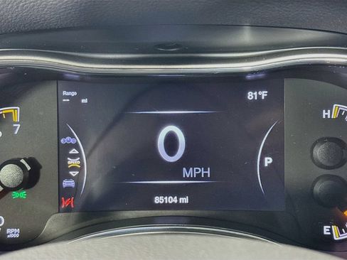Used 2019 Jeep Grand Cherokee Laredo AWD/4WD image 13
