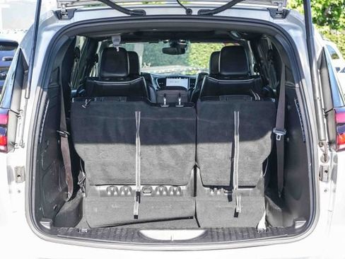 Used 2022 Chrysler Pacifica Limited w/ Uconnect Theater Family Group FWD image 28