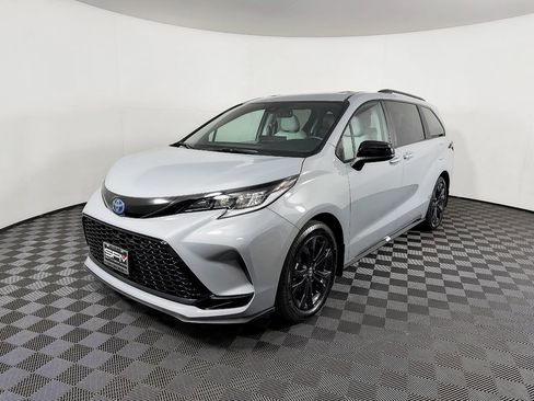 Used 2025 Toyota Sienna XSE image 2