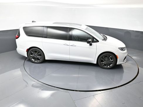 New 2026 Chrysler Pacifica Select image 30