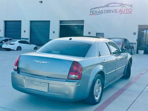 Used 2006 Chrysler 300 Touring RWD image 7