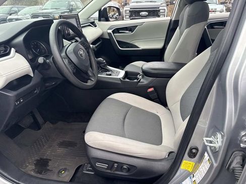 Used 2021 Toyota RAV4 XLE w/ Convenience Package image 28