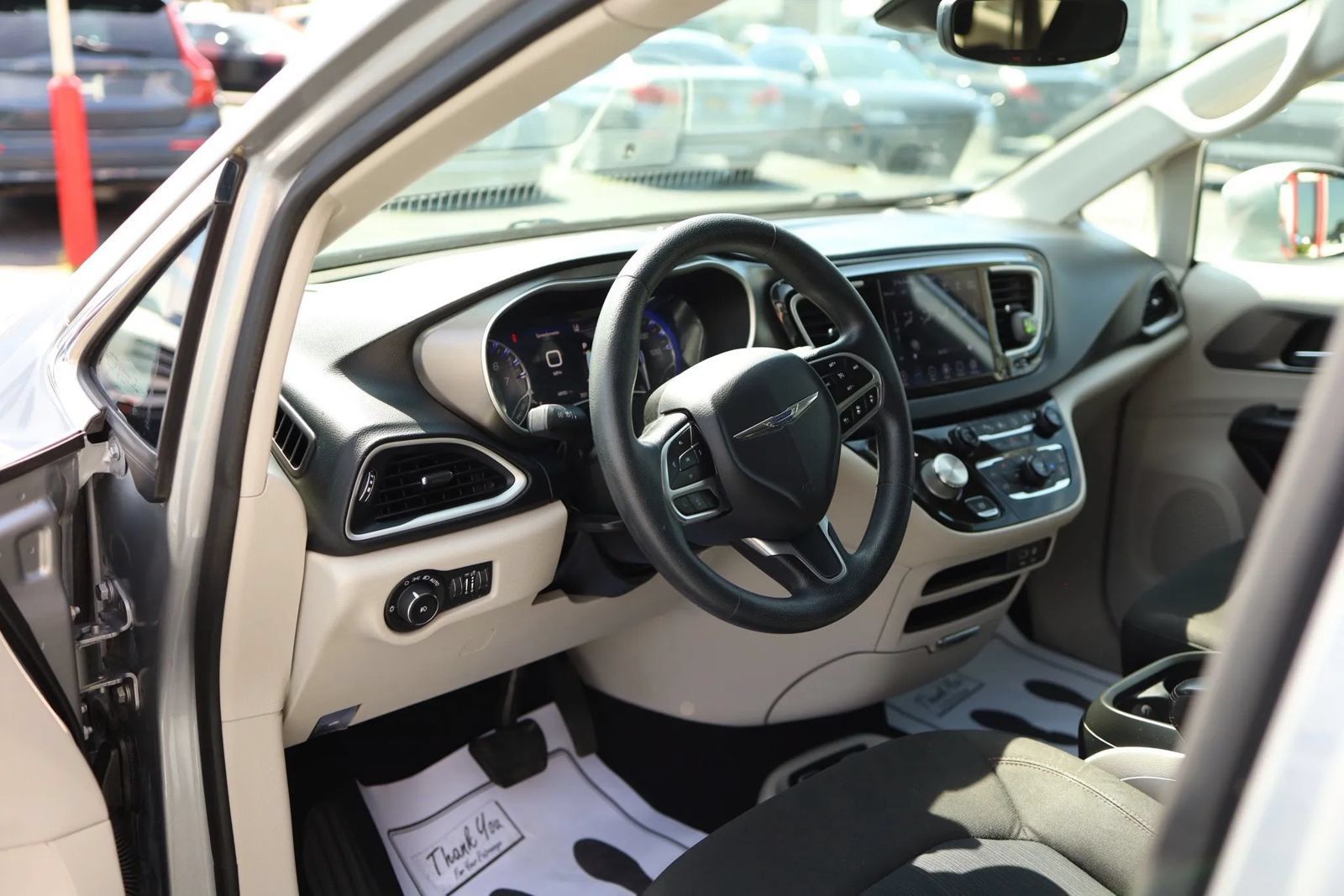 Used 2020 Chrysler Pacifica Touring w/ Advanced Safetytec Group FWD image 17