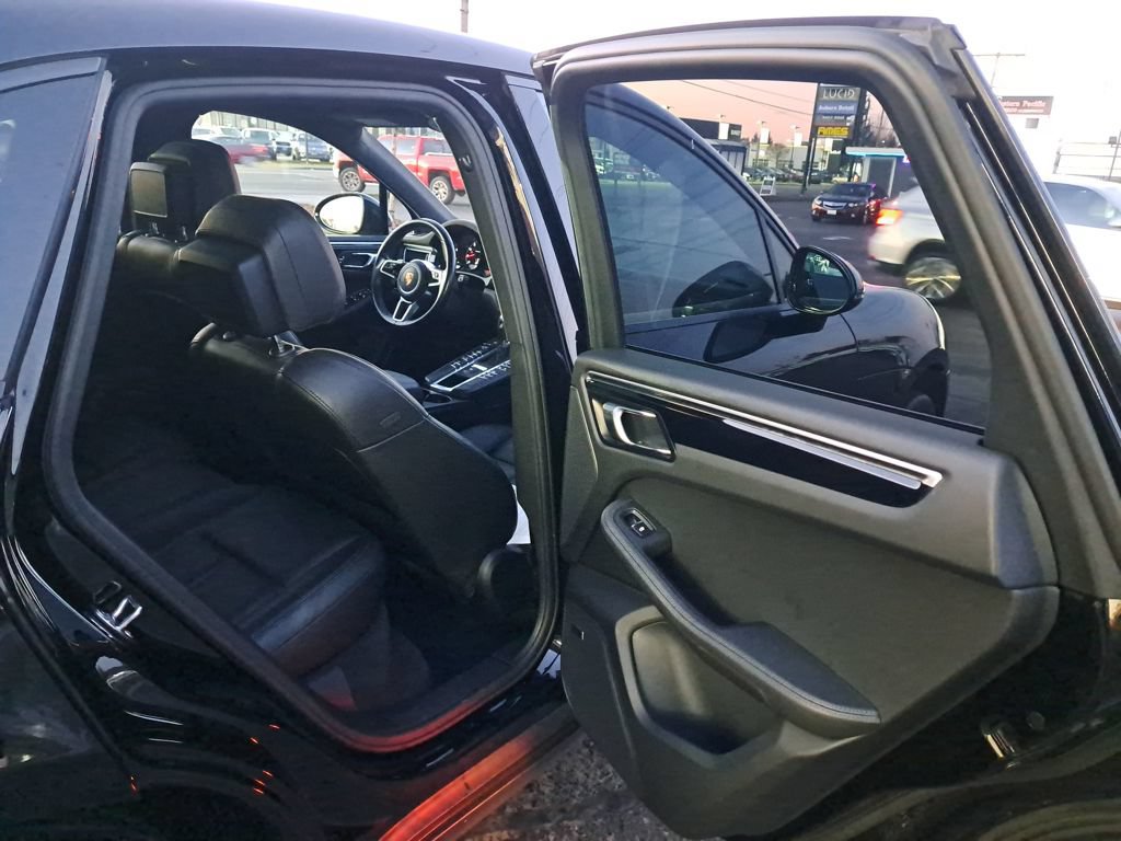 Used 2018 Porsche Macan AWD/4WD image 14