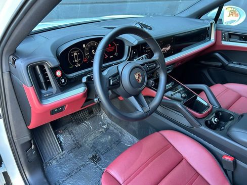 Certified 2025 Porsche Cayenne Coupe image 4