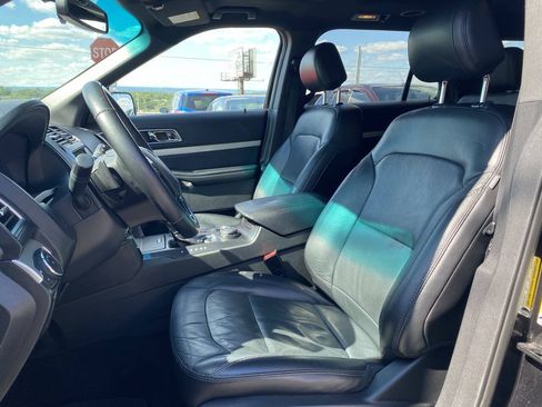 Used 2017 Ford Explorer XLT w/ Equipment Group 202A AWD/4WD image 13