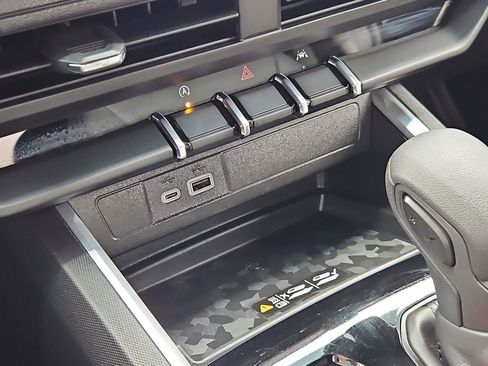 Used 2025 Chevrolet Colorado Trail Boss w/ Off-Road Front Bumper Package image 33