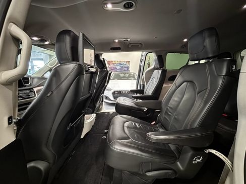 Used 2020 Chrysler Pacifica Touring-L Plus FWD image 15