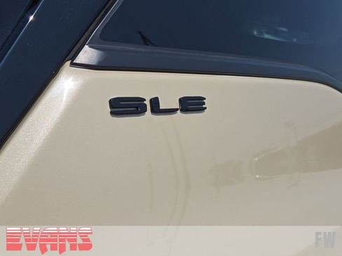 Used 2023 GMC Terrain SLE w/ Driver Convenience Package image 3
