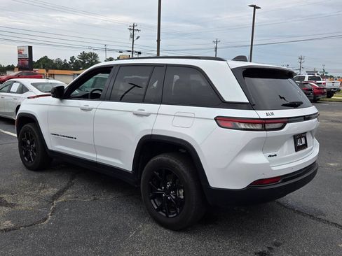 Used 2025 Jeep Grand Cherokee Altitude AWD/4WD image 9