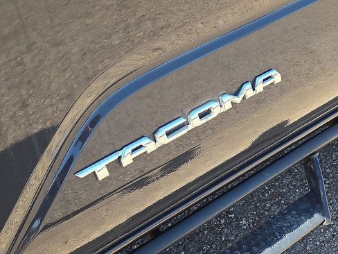 Used 2025 Toyota Tacoma SR5 AWD/4WD image 11