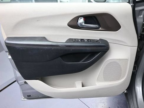 Used 2017 Chrysler Pacifica Touring-L FWD image 27
