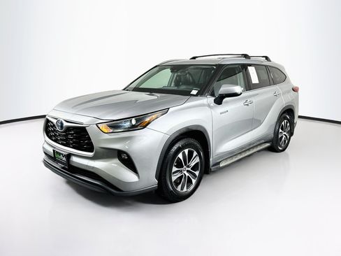 Used 2021 Toyota Highlander XLE AWD/4WD image 3