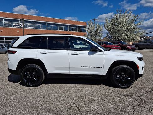 Used 2023 Jeep Grand Cherokee Altitude image 7