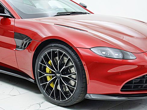 Used 2023 Aston Martin V8 Vantage Coupe RWD image 21