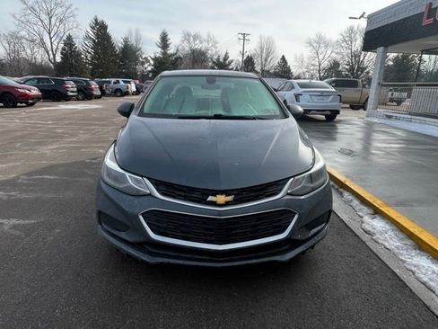 Used 2017 Chevrolet Cruze LT w/ Convenience Package image 8