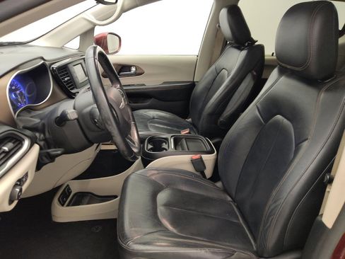 Used 2017 Chrysler Pacifica Touring-L FWD image 17