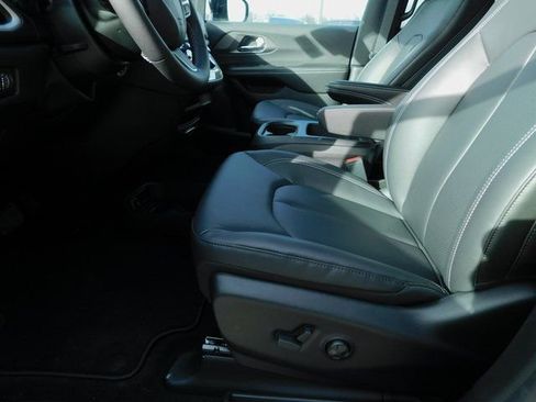 New 2026 Chrysler Pacifica Select image 23