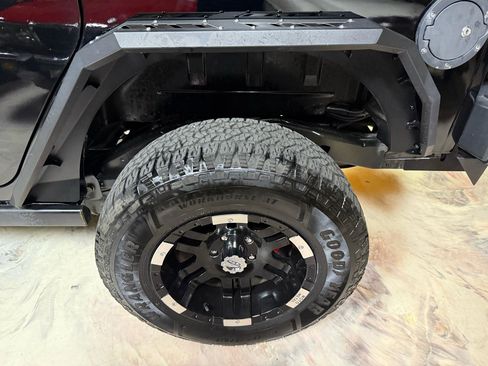 Used 2018 Jeep Wrangler Unlimited Rubicon w/ Dual Top Group AWD/4WD image 32