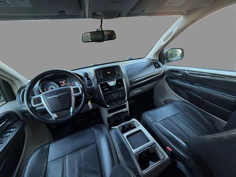 Used 2013 Chrysler Town & Country Touring FWD image 23