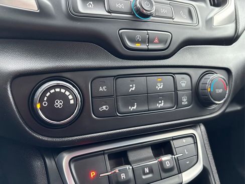 Used 2024 GMC Terrain SLE image 30