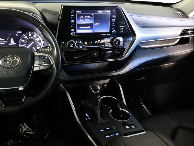 Used 2021 Toyota Highlander XLE AWD/4WD image 17