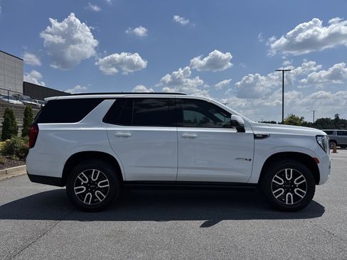 Used 2021 GMC Yukon AT4 w/ AT4 Premium Package AWD/4WD image 11