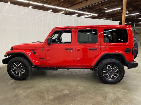 Used 2026 Jeep Wrangler Unlimited Sahara AWD/4WD image 3