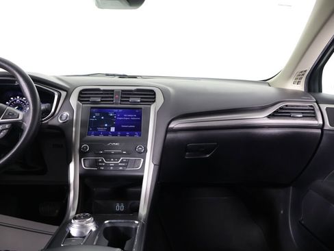 Used 2020 Ford Fusion SE image 32