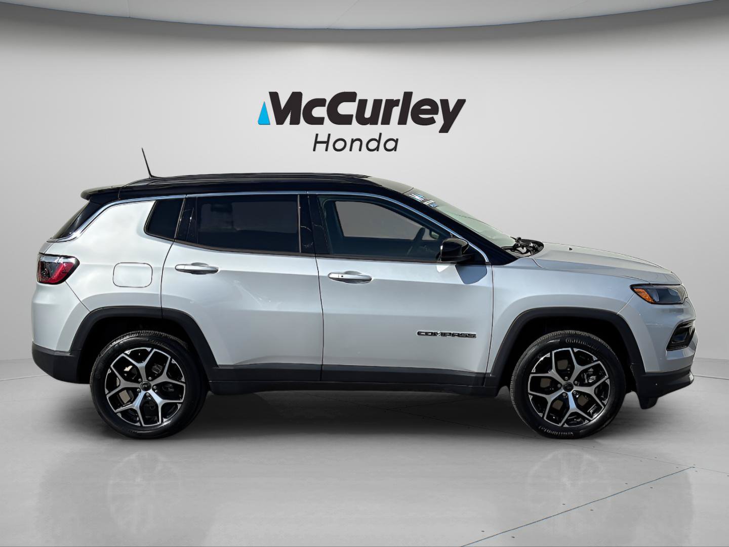 Used 2025 Jeep Compass Limited AWD/4WD image 2