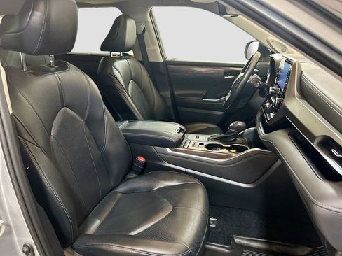 Used 2022 Toyota Highlander Limited FWD image 29