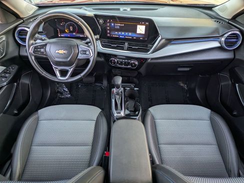 Used 2025 Chevrolet Trax LT w/ LT Convenience Package image 25