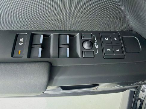 Used 2025 Land Rover Defender 110 S AWD/4WD image 7