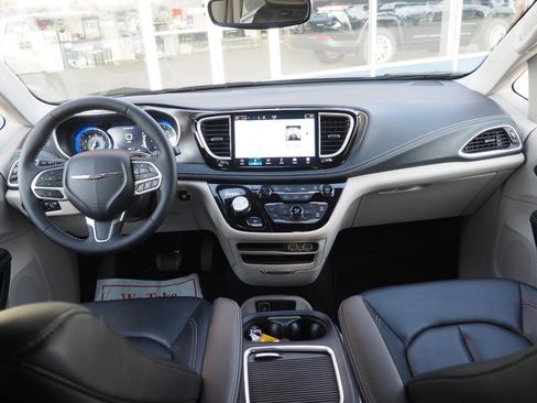 Used 2024 Chrysler Pacifica Touring-L image 17