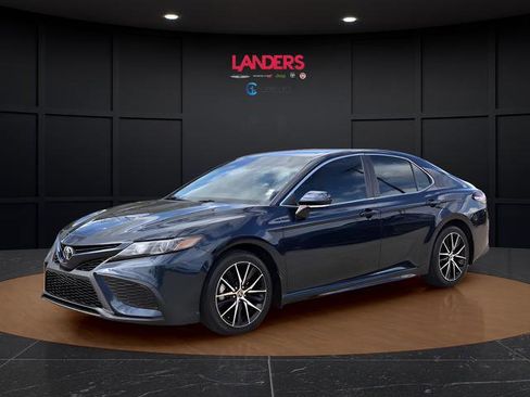 Used 2021 Toyota Camry SE w/ Convenience Package image 1