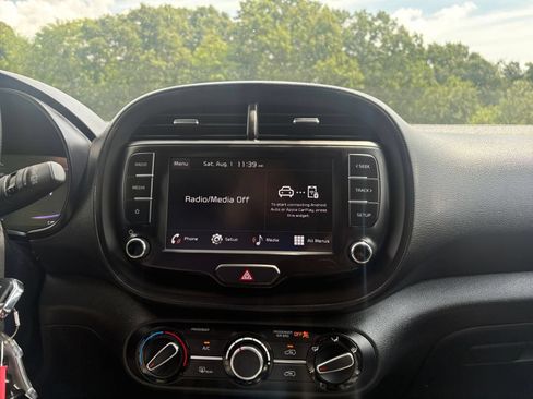 Used 2025 Kia Soul LX w/ LX Technology Package FWD image 17