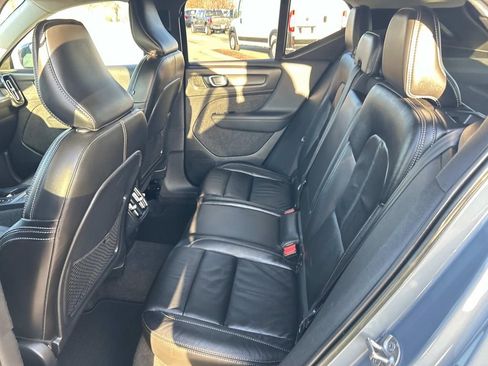 Used 2022 Volvo XC40 T5 Momentum image 21