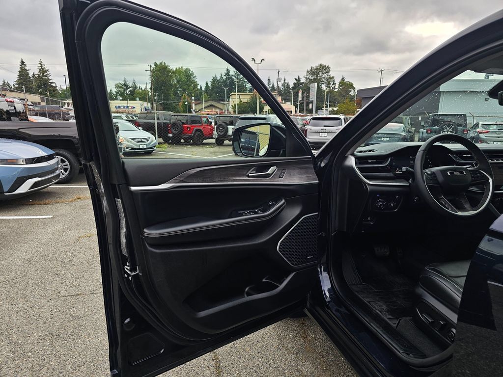 Used 2023 Jeep Grand Cherokee 4WD 4xe w/ Luxury Tech Group II image 19