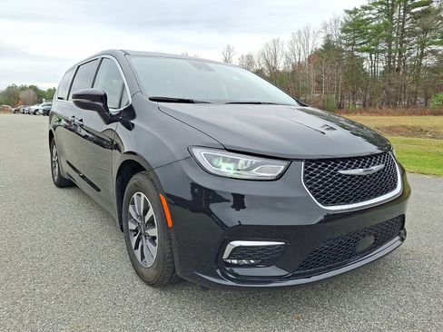 Used 2024 Chrysler Pacifica Select image 2