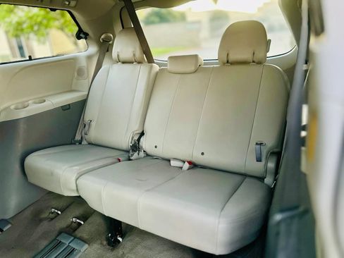 Used 2014 Toyota Sienna XLE w/ XLE Premium Package FWD image 11
