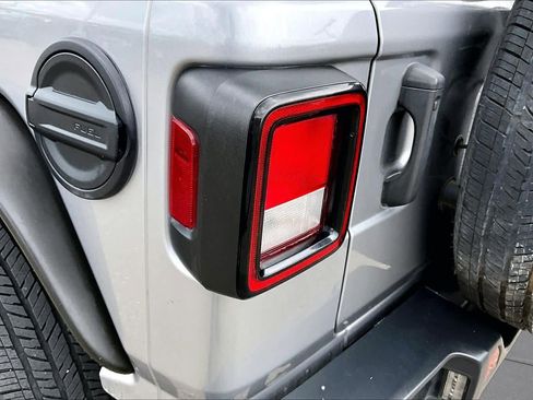 Used 2020 Jeep Wrangler Unlimited Sahara AWD/4WD image 28