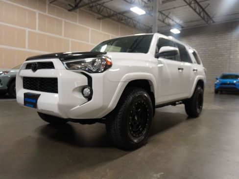 Used 2016 Toyota 4Runner SR5 AWD/4WD image 2