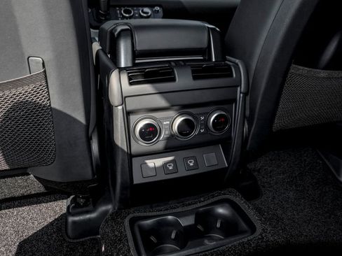 Used 2025 Land Rover Defender 130 X-Dynamic SE image 17