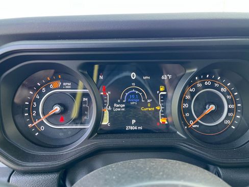 Used 2025 Jeep Wrangler Unlimited Sahara AWD/4WD image 10