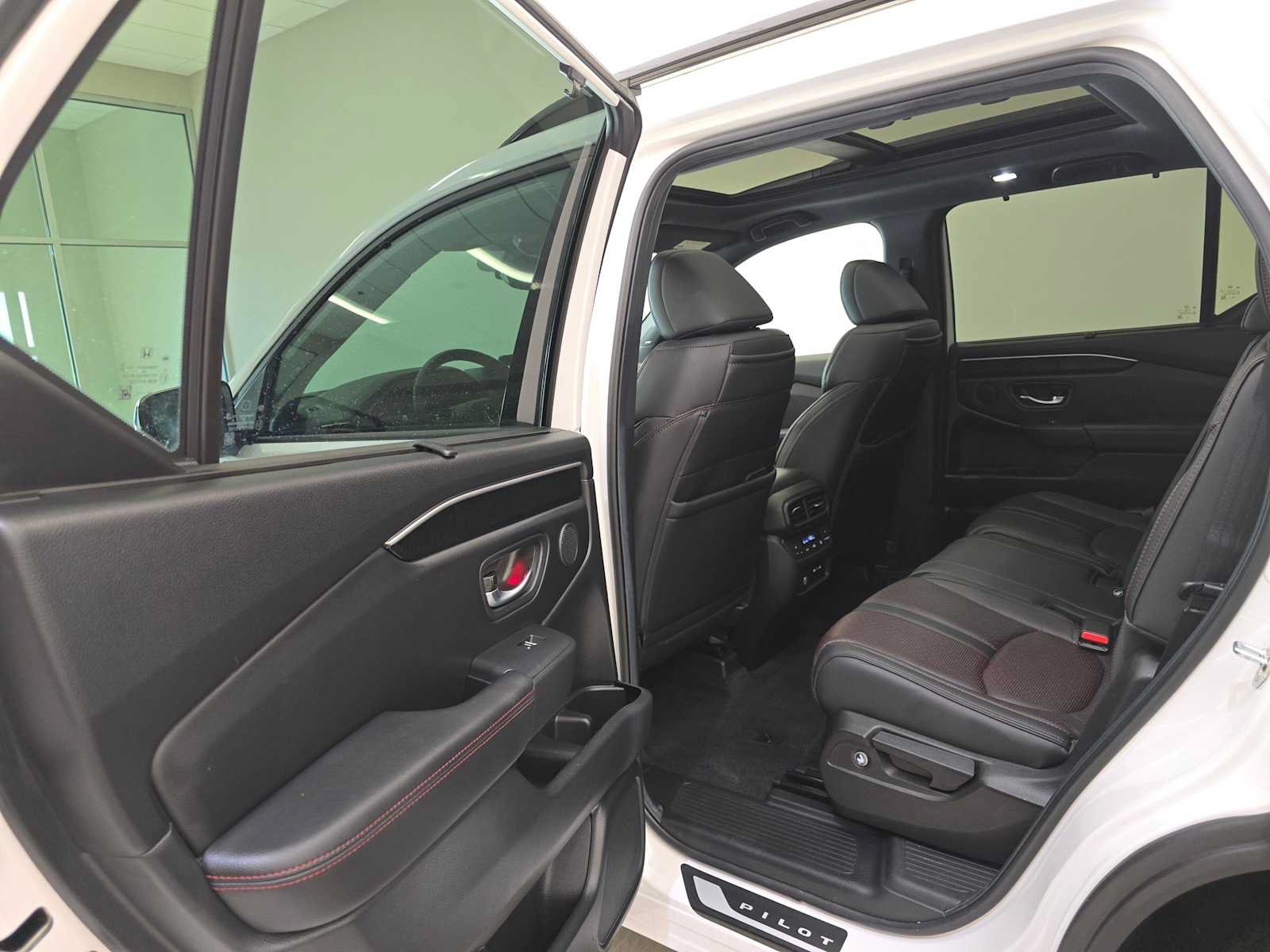 Used 2025 Honda Pilot Black Edition image 26